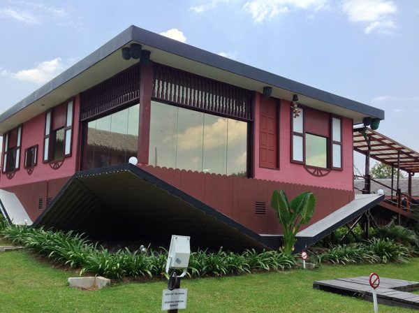 rumahterbalik